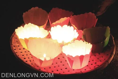 Vẻ đẹp lung linh của những đóa hoa đăng trôi trên dòng nước