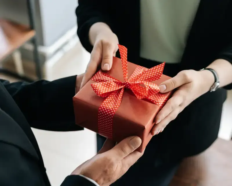 Gửi lời chúc 20/10 cùng quà đến đối tác cũng là một hành động tăng thiện cảm rất cao