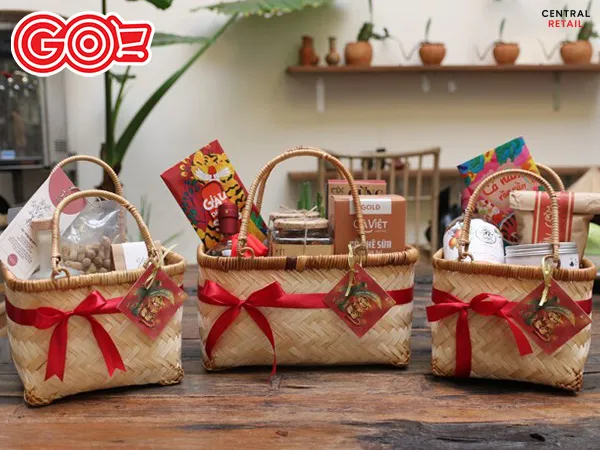 Lựa chọn túi giấy cao cấp cho cách đóng giỏ quà tết tối giản