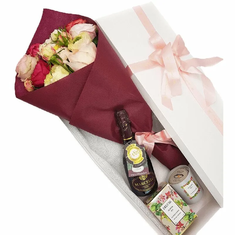 Hình ảnh bó hoa kèm chai rượu vang làm quà tặng chúc mừng sinh nhật