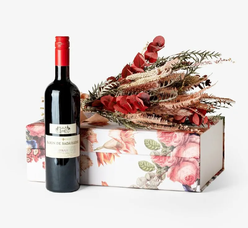 Hình ảnh chúc mừng sinh nhật ý nghĩa với hộp quà và chai rượu vang