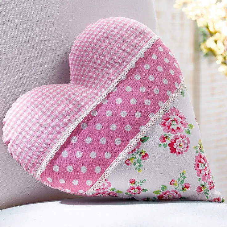 Cách dùng khuôn tạo hình trái tim bằng cốm trên mặt bánh