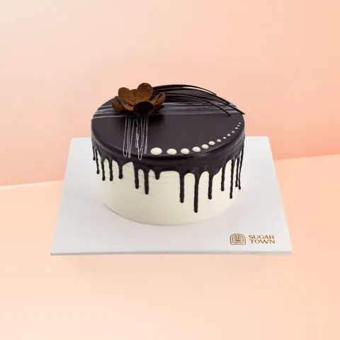 Bánh kem socola kết hợp phụ kiện sang trọng