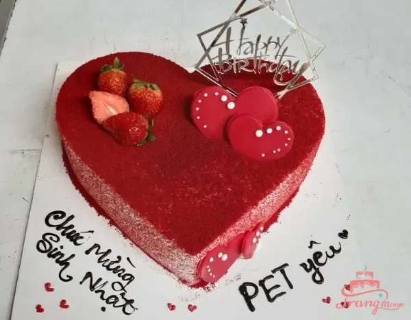 Mẫu bánh trái tim với trang trí hoa kem tinh xảo