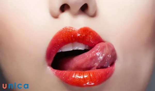 Liếm môi gợi cảm