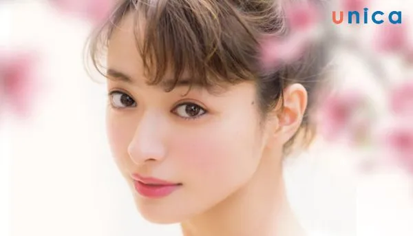 Phụ nữ có da mặt trắng hồng, mỏng