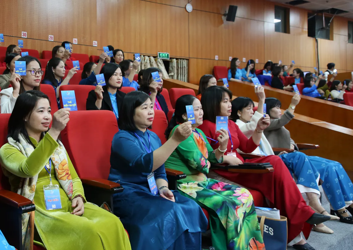 Đại biểu biểu quyết thông qua Nghị quyết Đại hội.