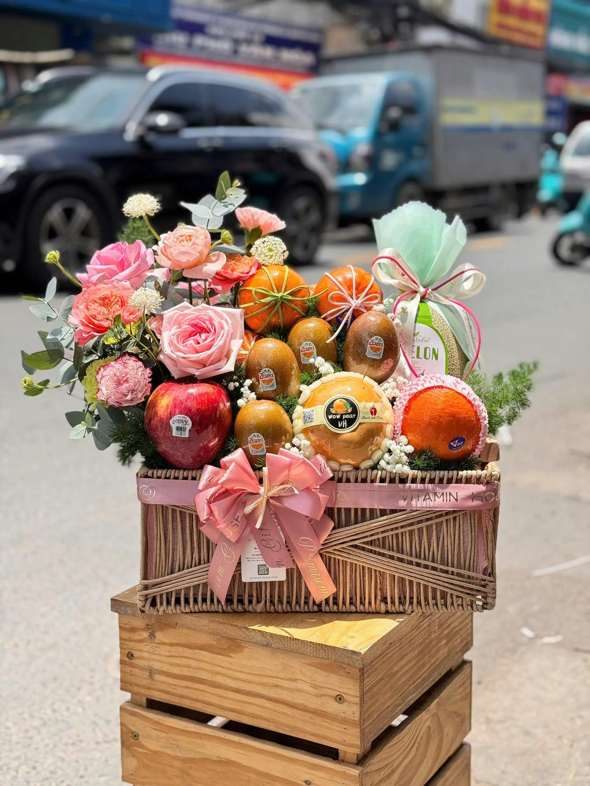 Giỏ Quà Hoa & Trái Cây: Táo Đỏ, Dưa Lưới | Quà Tặng Chúc Mừng Cho Mẹ và Bé