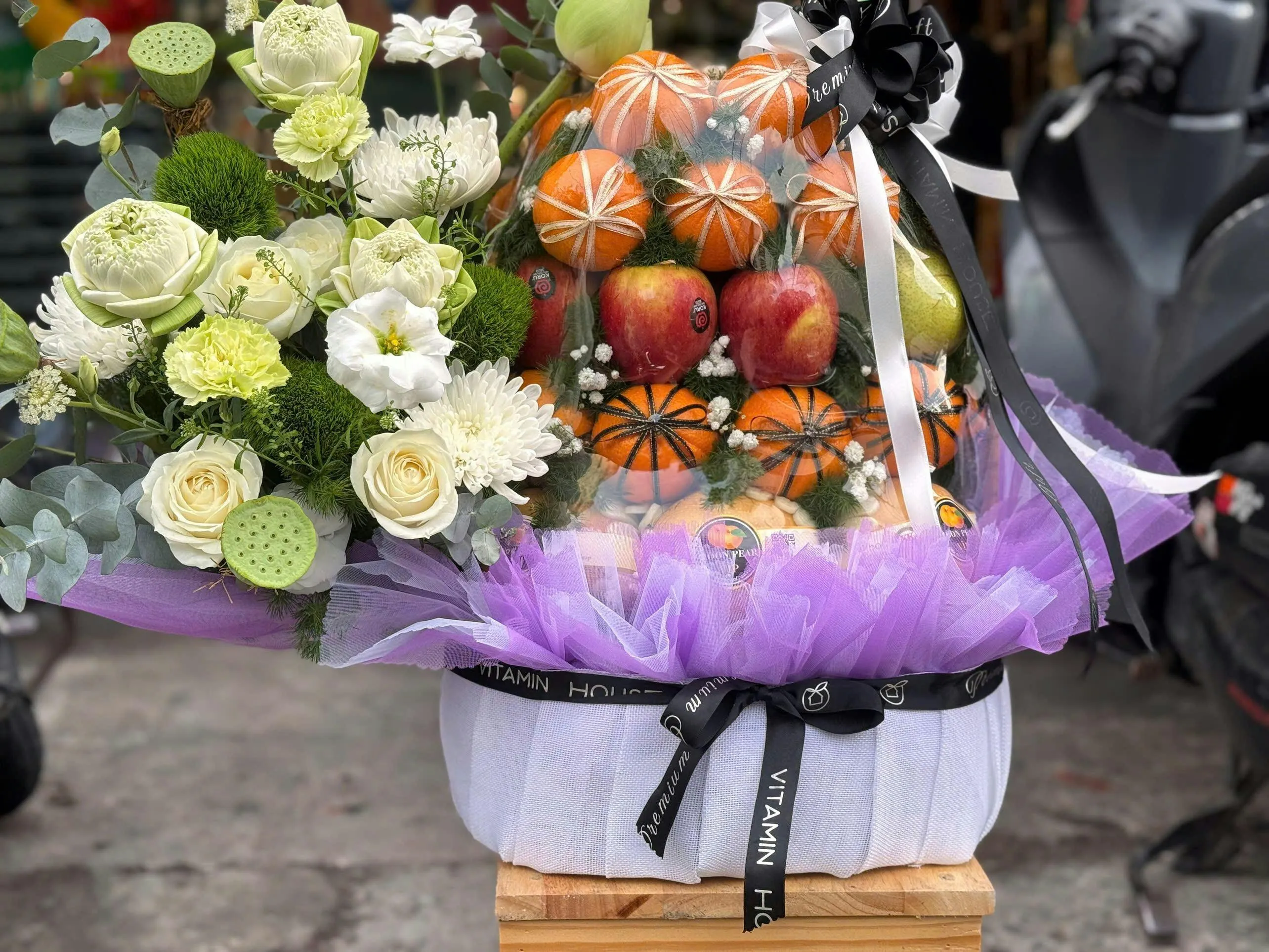 Giỏ Quà Trái Cây Táo, Quýt Cùng Sen Trắng Dâng Kính Lễ, Chùa, Giỗ.