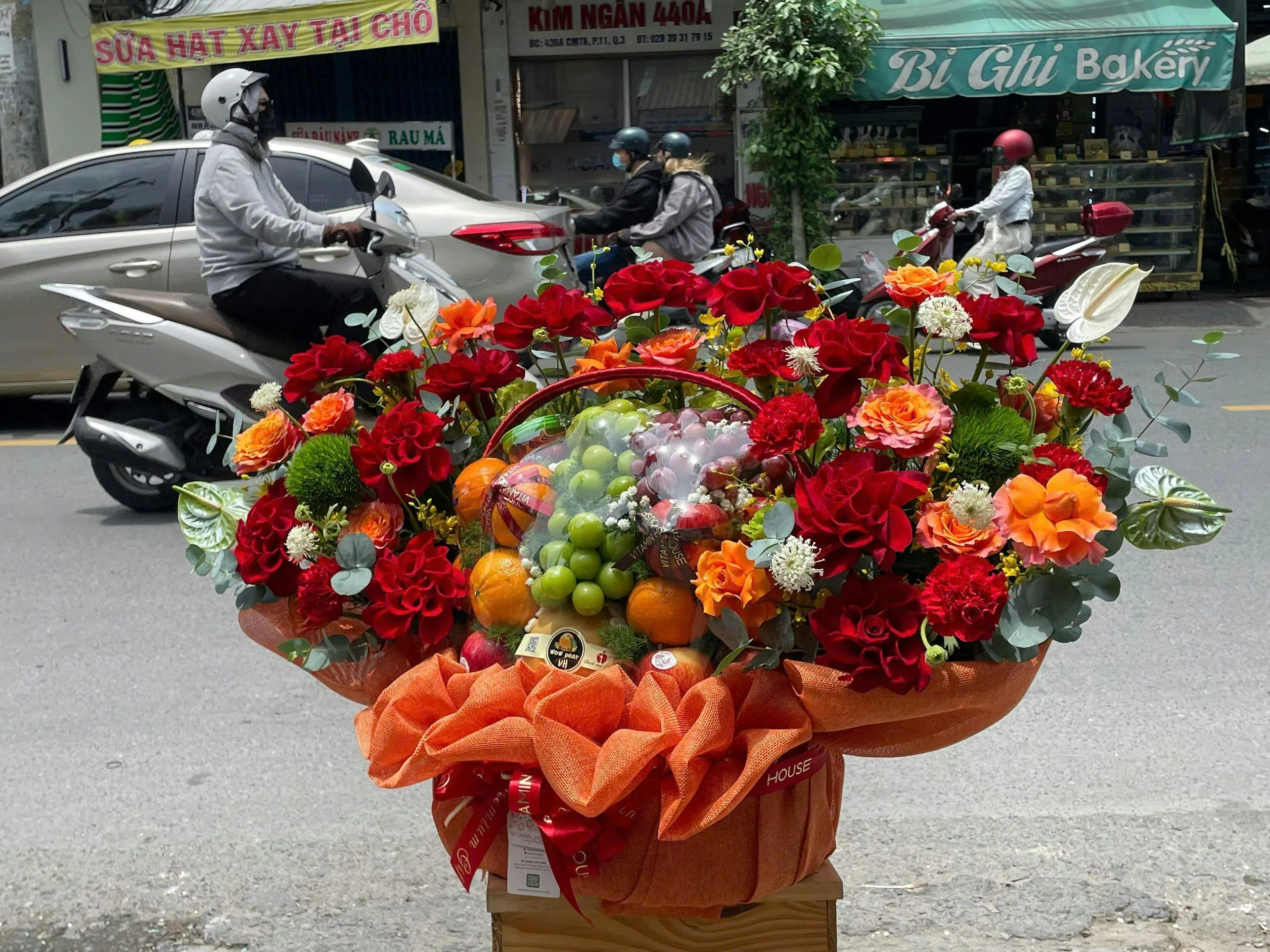 Giỏ Trái Cây Hoa Hồng Đỏ Rực Rỡ - Phát Tài Phát Lộc