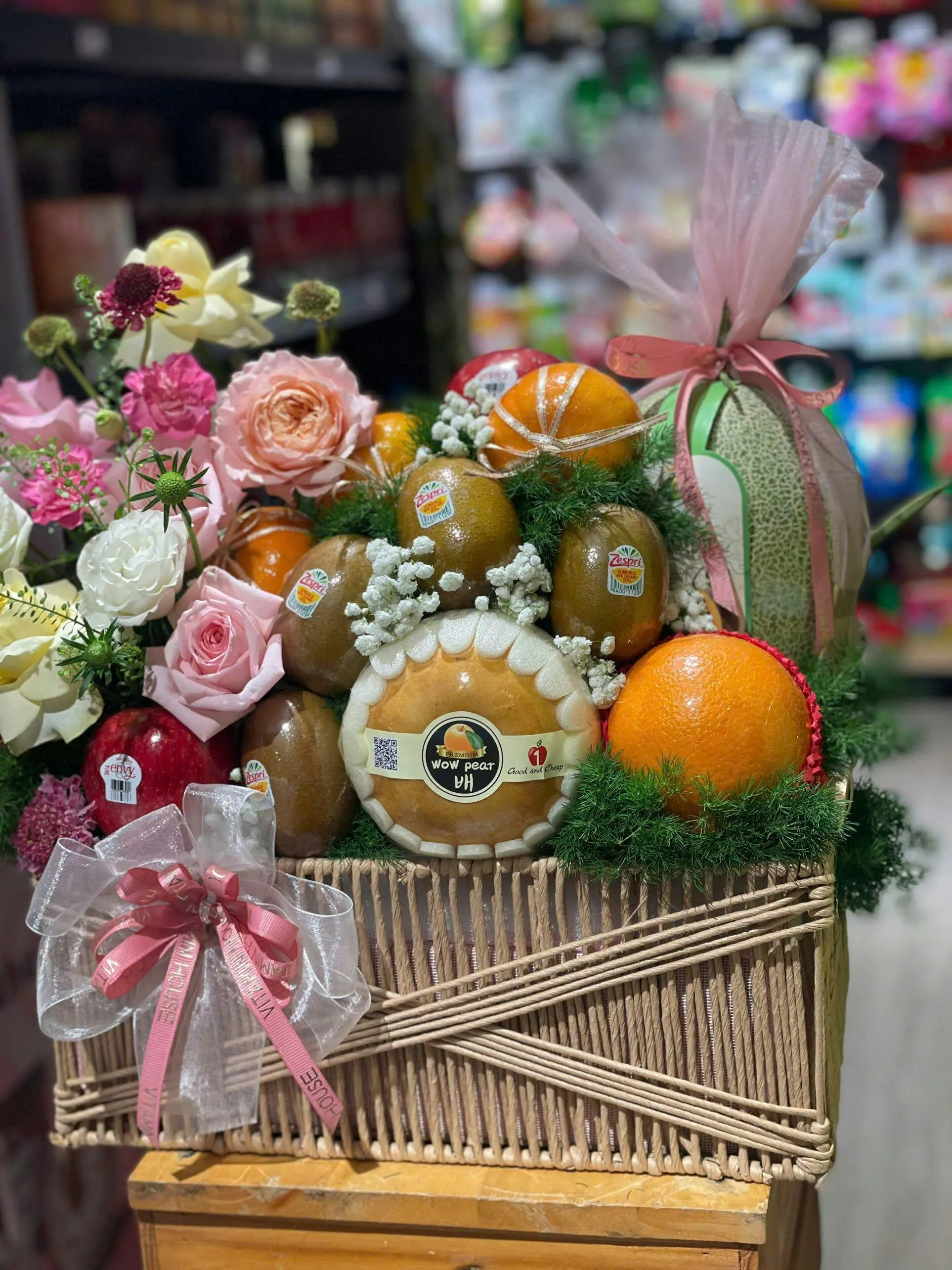 Giỏ Quà Hoa & Trái Cây: Táo Đỏ, Dưa Lưới | Quà Tặng Chúc Mừng Cho Mẹ và Bé