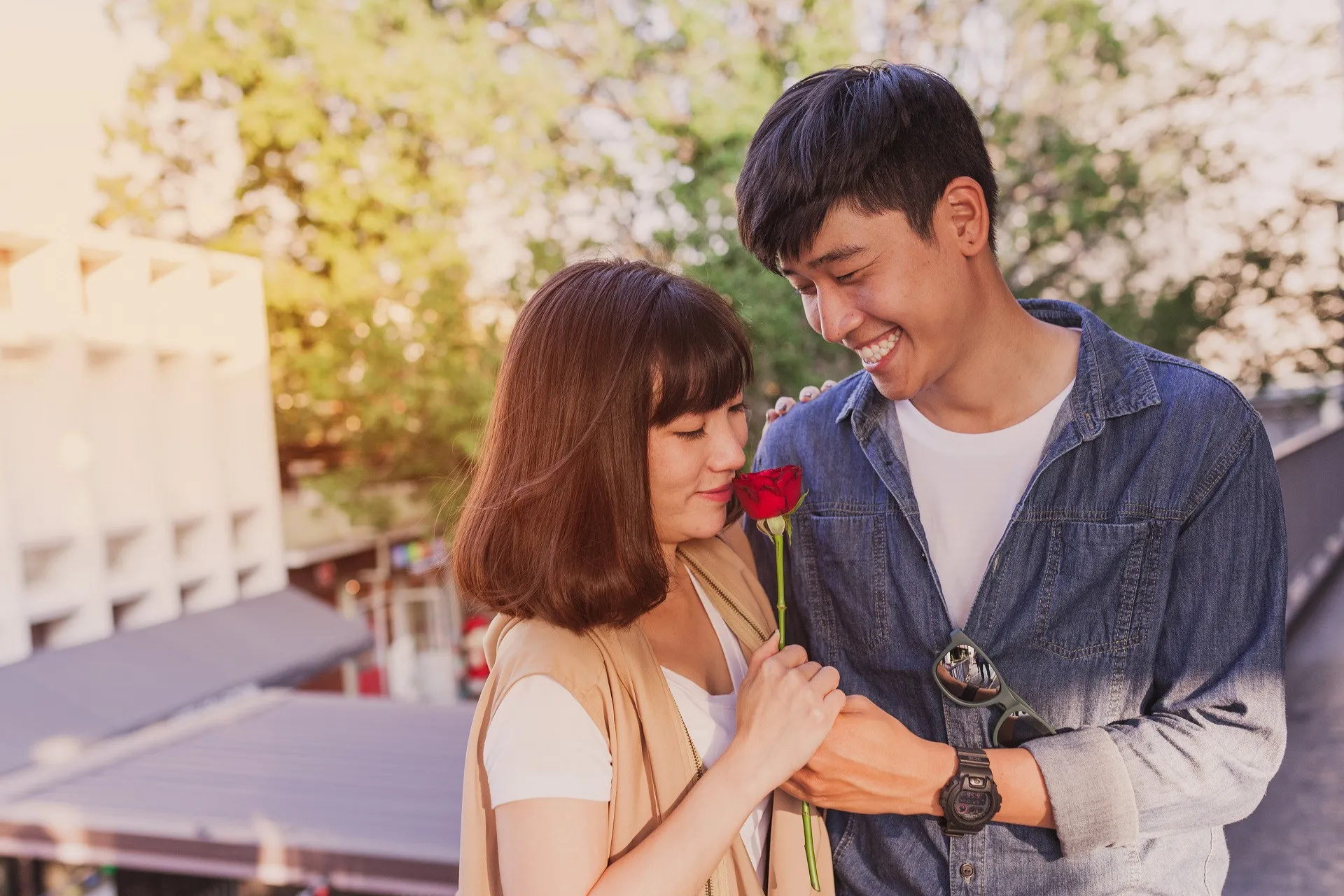 Chàng trai tặng quà và thiệp chúc mừng Valentine cho bạn gái trong không gian lãng mạn