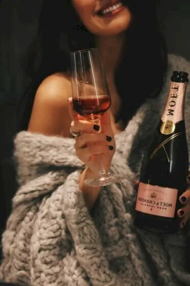 Hình ảnh cô gái nâng ly rượu chúc mừng sinh nhật