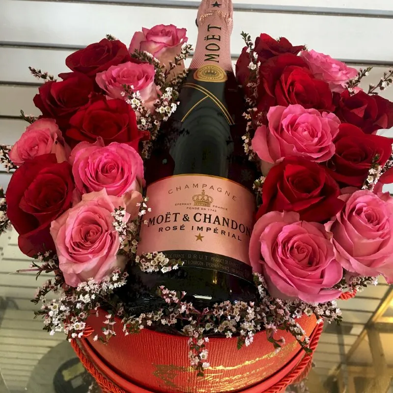 Hình ảnh hộp quà tặng có rượu và hoa mừng sinh nhật