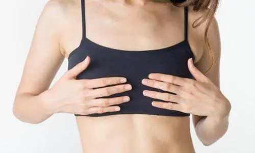 Tuyến vú kém phát triển là một trong những dấu hiệu vô sinh ở phụ nữ