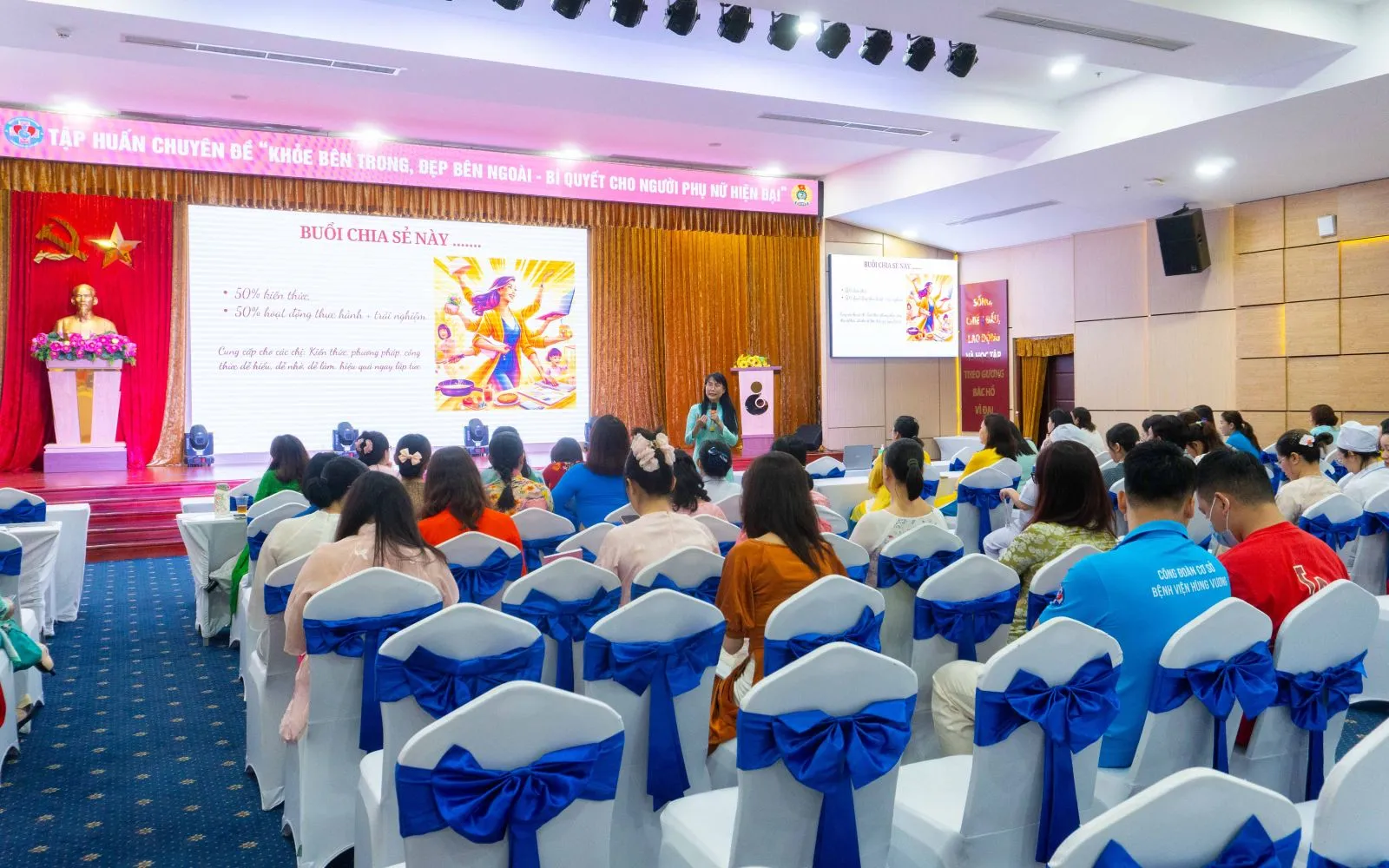 Toàn cảnh hội trường chăm chú lắng nghe bài nói chuyện về nghệ thuật sống hạnh phúc