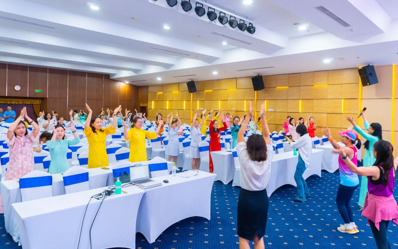 Nụ cười rạng rỡ của các nữ nhân viên y tế khi tìm thấy sự đồng cảm trong buổi hội thảo