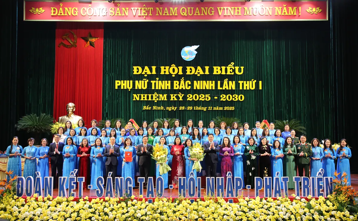 Các đồng chí lãnh đạo tặng hoa chúc mừng Ban Chấp hành Hội LHPN tỉnh Bắc Ninh khóa mới.