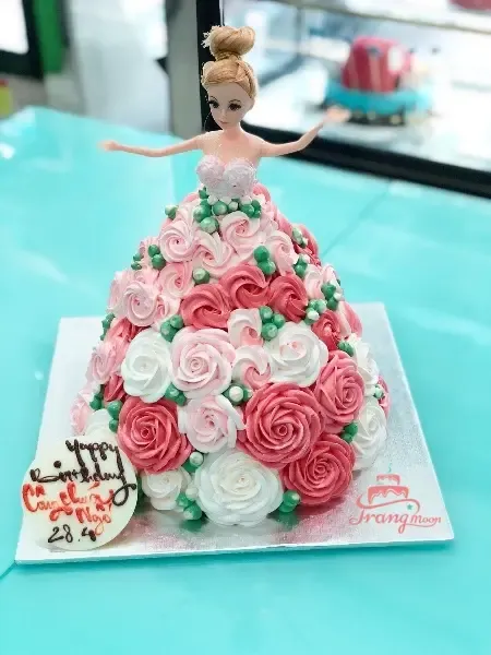 Bánh kem hình búp bê barbie dễ thương