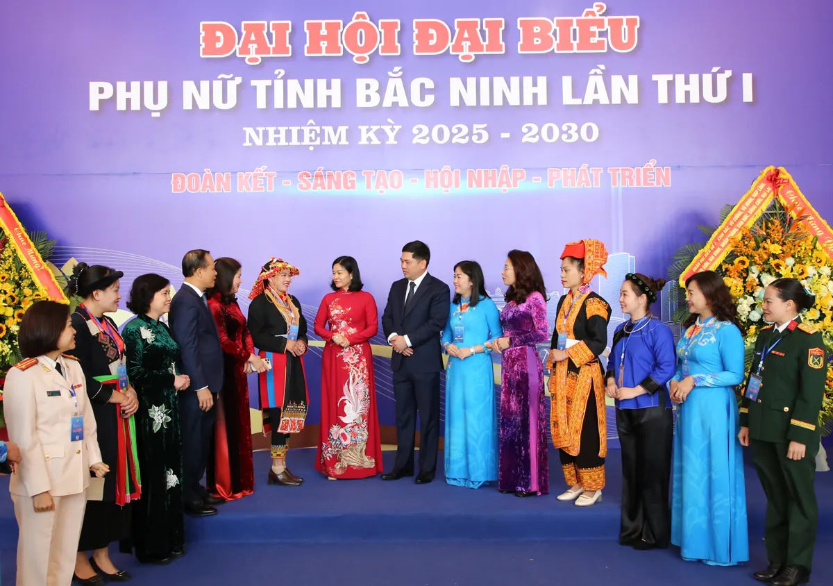 Các đồng chí lãnh đạo trao đổi với đại biểu bên lề Đại hội.