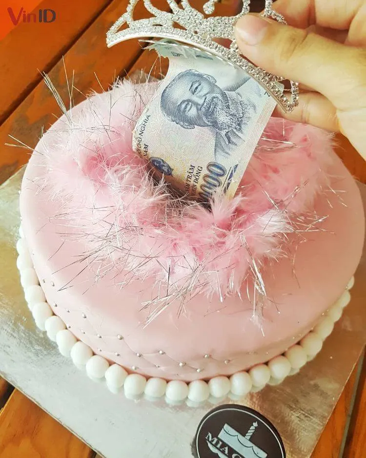 Bánh sinh nhật giấu tiền