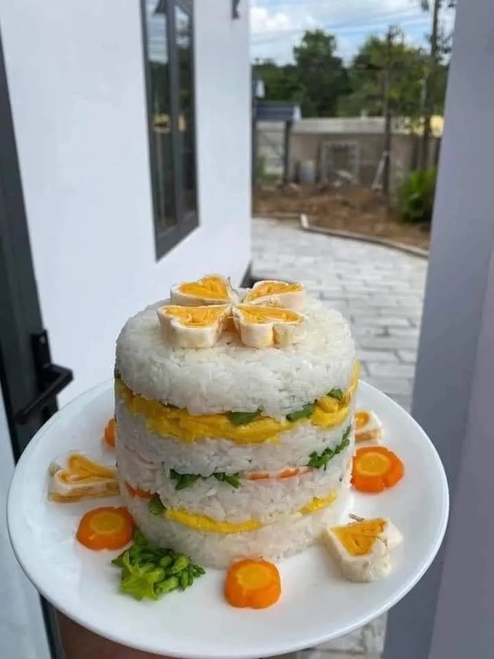 Mẫu bánh sinh nhật làm từ cơm và thức ăn mặn được tạo hình tinh xế