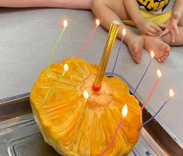 Bánh sinh nhật làm từ thịt nướng trang trí bắt mắt