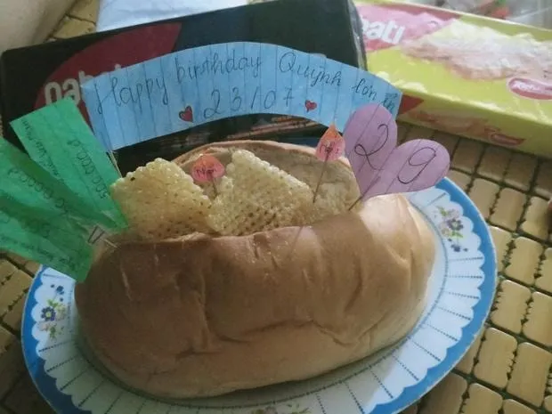 Bánh sinh nhật tối giản làm từ thực phẩm khô