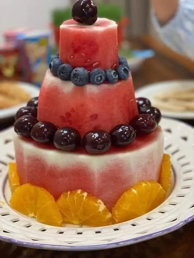 Bánh sinh nhật từ trái cây dưa hấu giải nhiệt