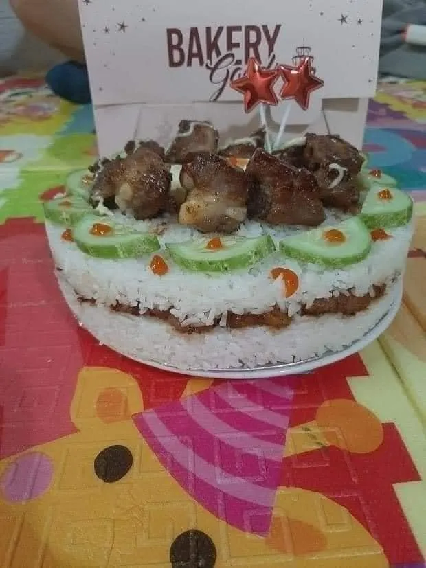 Bánh sinh nhật mặn hai tầng từ sườn xào chua ngọt