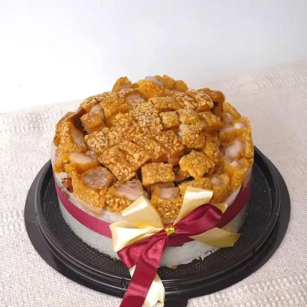 Bánh sinh nhật đầy ắp topping từ thực phẩm chế biến sẵn