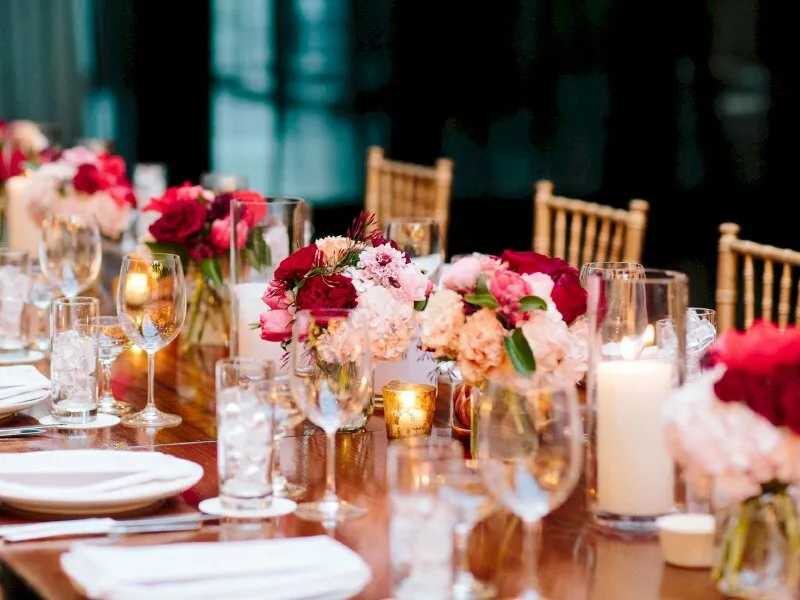 Hình ảnh bàn tiệc chúc mừng sinh nhật với nhiều ly rượu đẹp lung linh