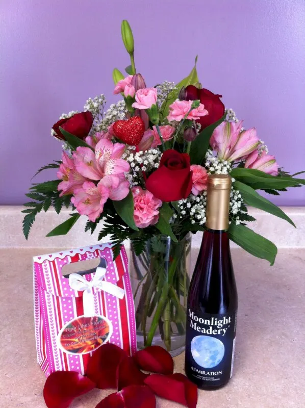 Hình ảnh đẹp mừng sinh nhật với gói quà, hoa hồng và rượu