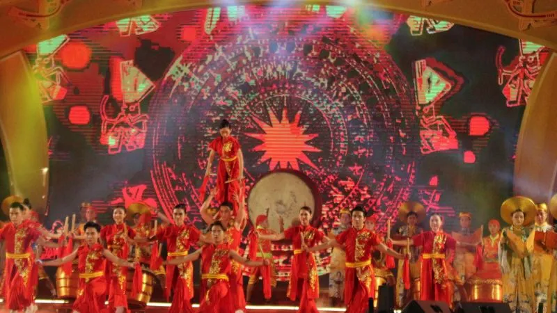 Người dân dâng hương thành kính tại đền thờ hội tụ tinh hoa tri ân cội nguồn