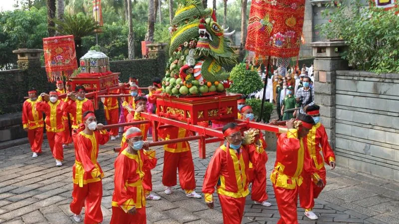 Một tấm thiệp tông màu quyền quý mang nét thi vị cổ truyền tôn vinh ngày lễ