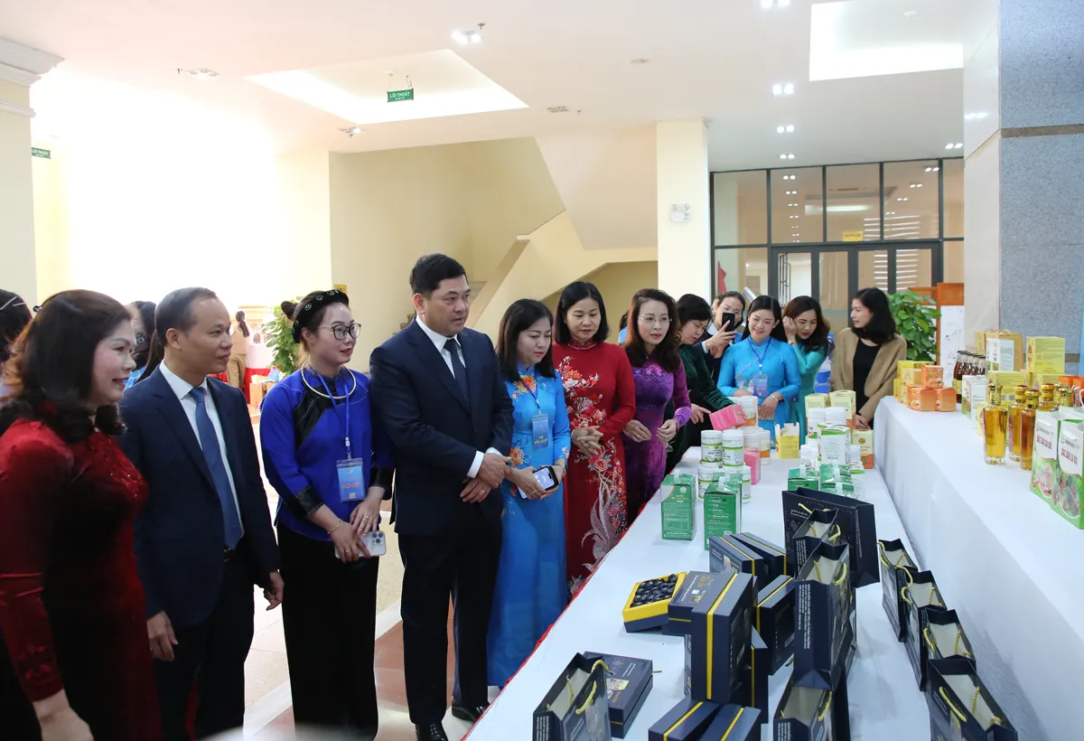 Các đồng chí lãnh đạo thăm quan gian hàng trưng bày bên lề Đại hội.