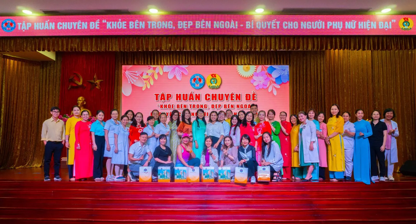 Tập thể cán bộ nhân viên chụp ảnh lưu niệm ghi dấu một mùa 8/3 đáng nhớ