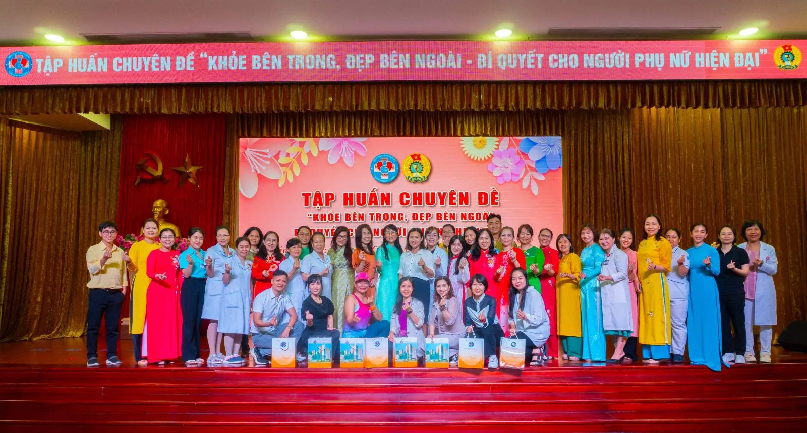 Không gian trang trọng trong buổi lễ kỷ niệm ngày 8/3 tại hội trường lớn