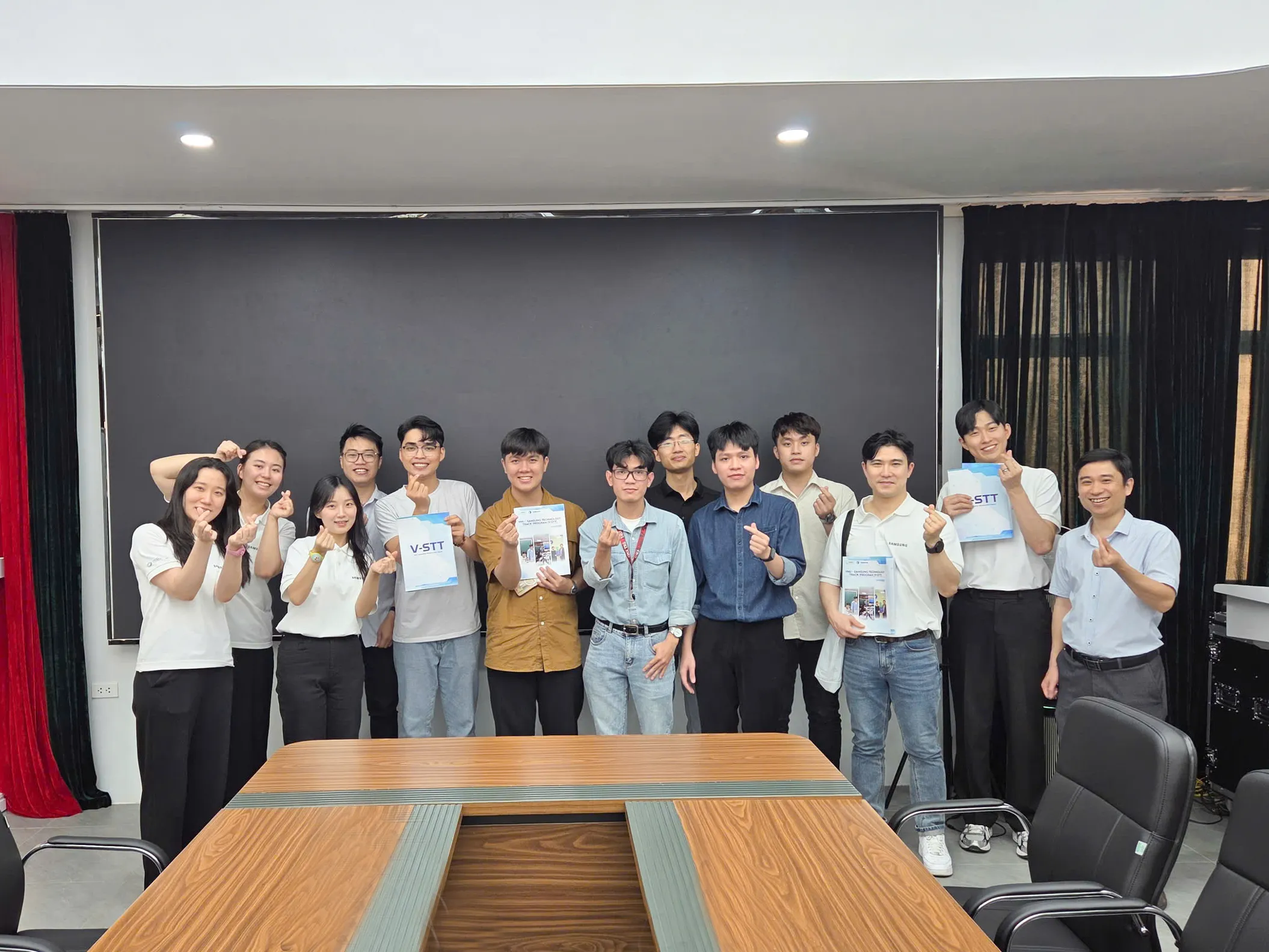 Đội ngũ cán bộ hỗ trợ Samsung và học viên khóa I