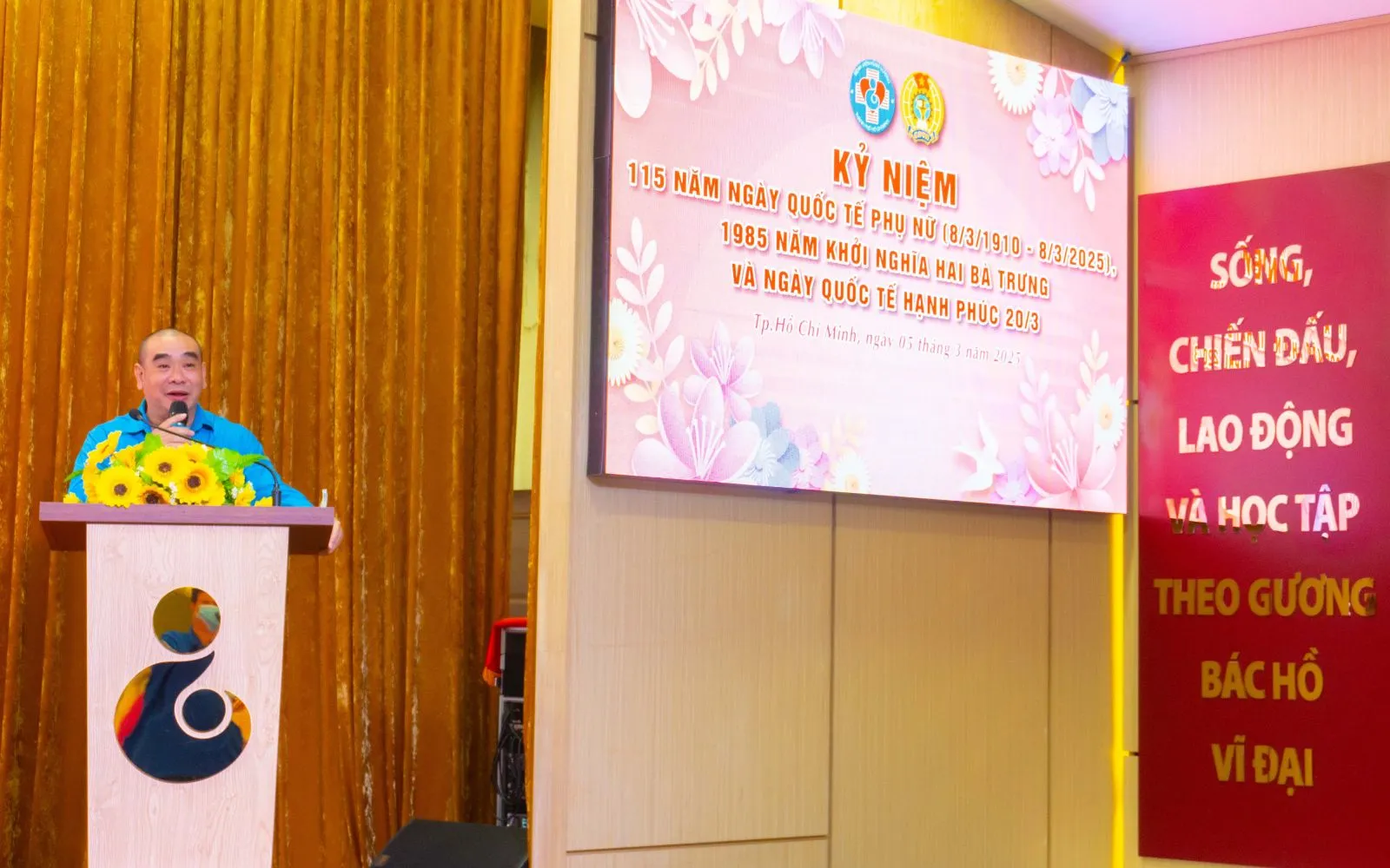 Lãnh đạo bệnh viện phát biểu chúc mừng và ôn lại truyền thống lịch sử ngày 8/3