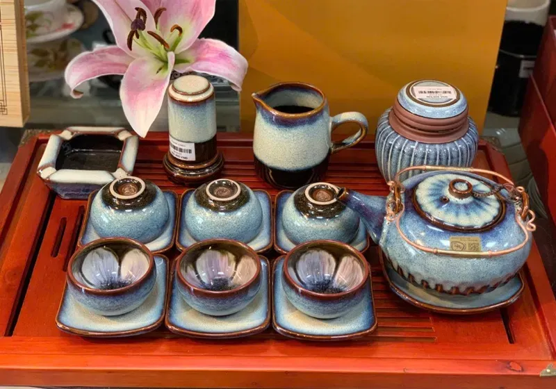 Bộ ấm trà gốm sứ Bát Tràng cao cấp là món quà tinh tế cho ông bà có sở thích thưởng trà