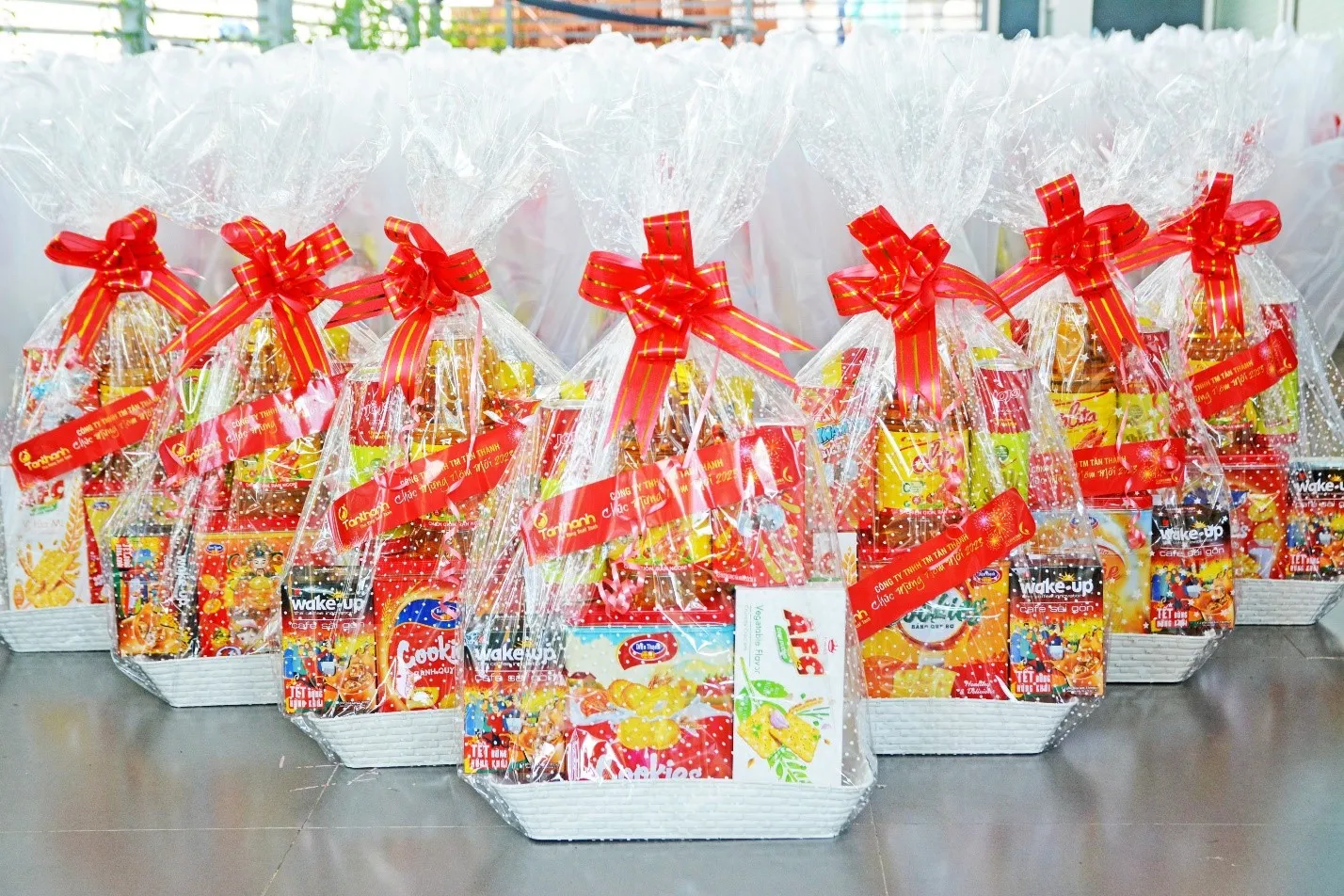 Sử dụng giấy kiếng trong suốt là một cách gói quà tết không cần giỏ truyền thống.