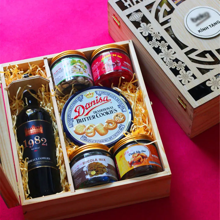 Hộp quà bìa cứng tinh tế trong quy trình cách gói quà tết không cần giỏ hiện đại.