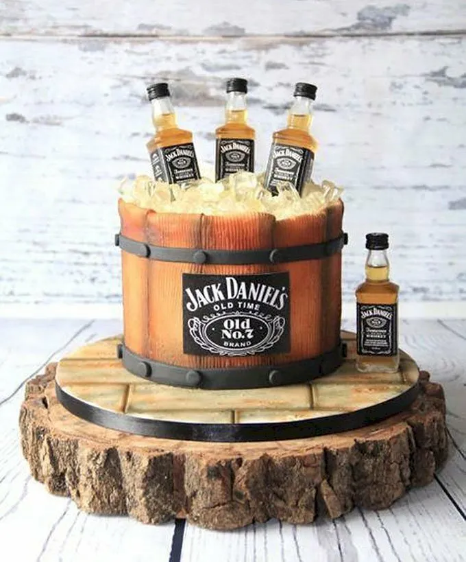 Hình ảnh bánh kem có họa tiết tạo hình chai rượu chúc mừng sinh nhật độc nhất