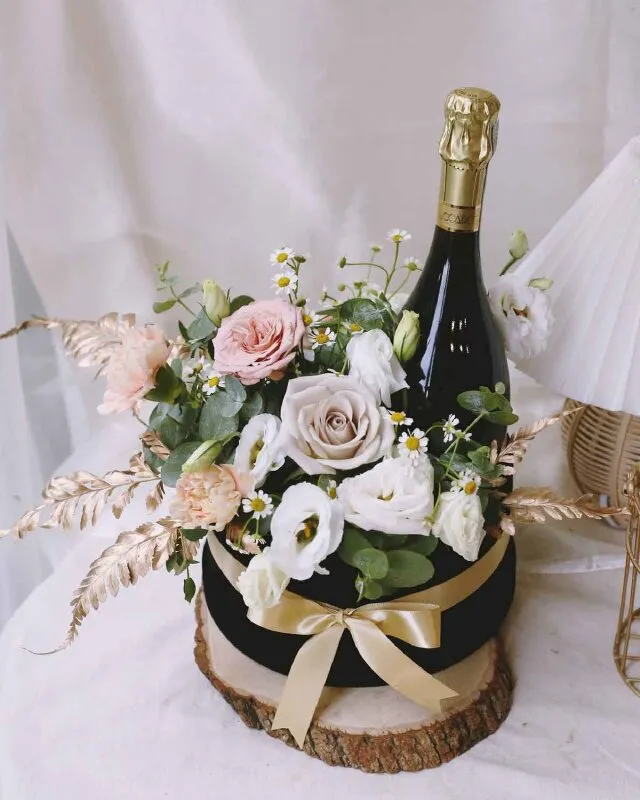 Hình ảnh món quà chúc mừng sinh nhật gồm hoa hồng trắng và rượu