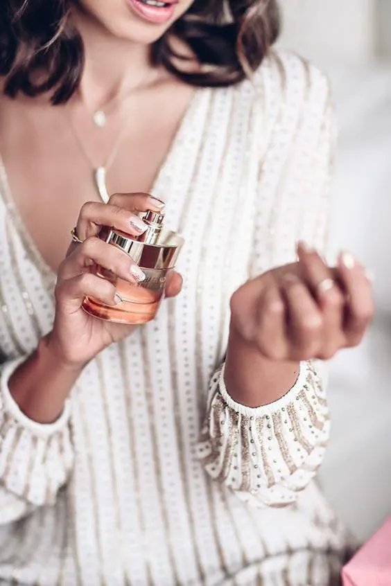 Nước hoa cao cấp là món quà tặng bạn gái ý nghĩa mang hương thơm quyến rũ