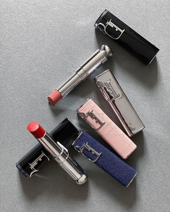 Món quà tặng bạn gái ý nghĩa là những thỏi son môi cao cấp phù hợp với tông da