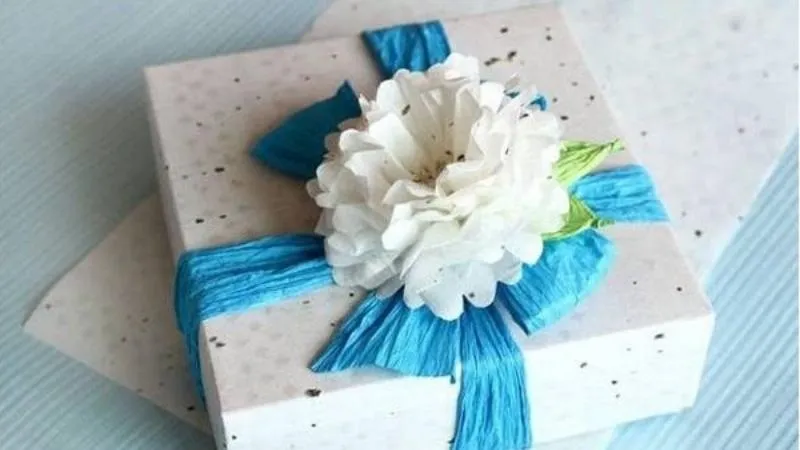 Điểm xuyết hoa tươi giúp hộp quà thêm phần sống động