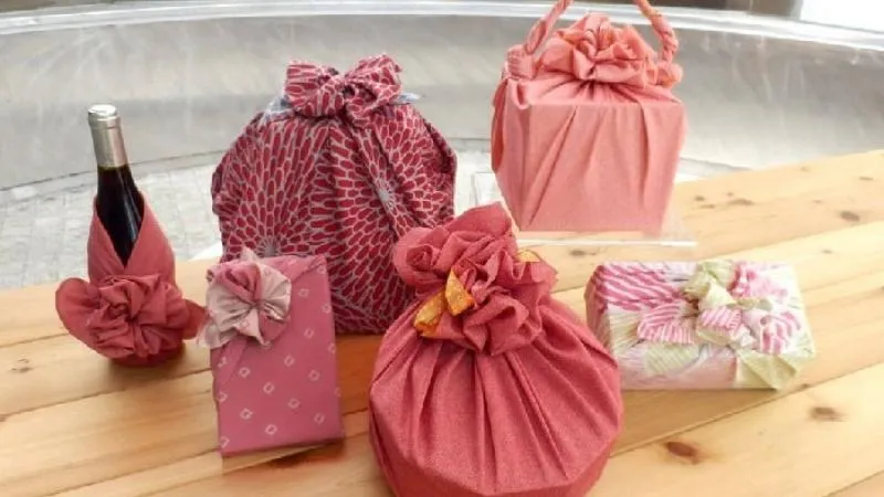 Sử dụng chất liệu thiên nhiên cho cách gói quà sinh nhật đẹp đơn giản