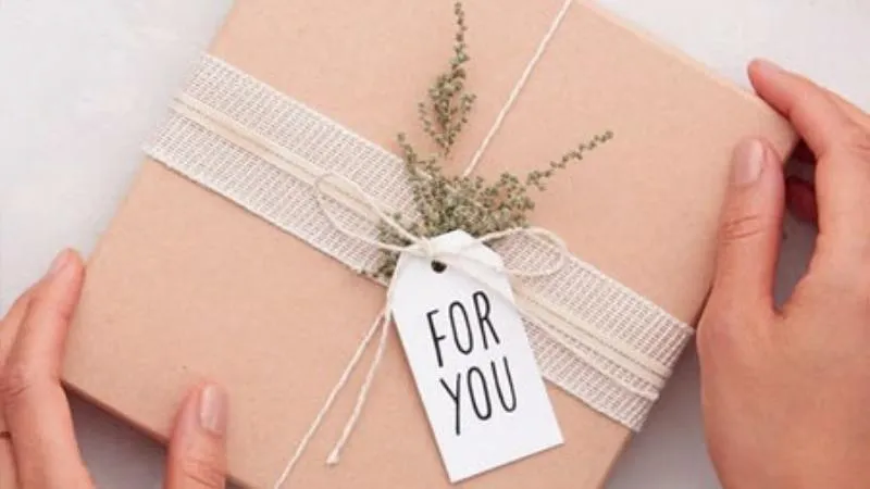 Gói quà kết hợp thiệp chúc mừng viết tay chân thành